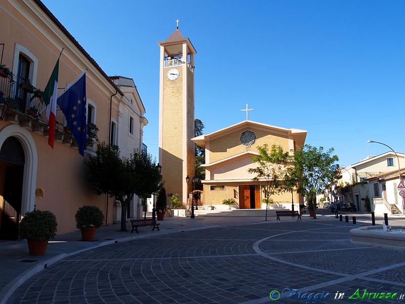 03-P9110697+.jpg - 03-P9110697+.jpg - La piazza del paese e la nuova chiesa di S. Rocco.